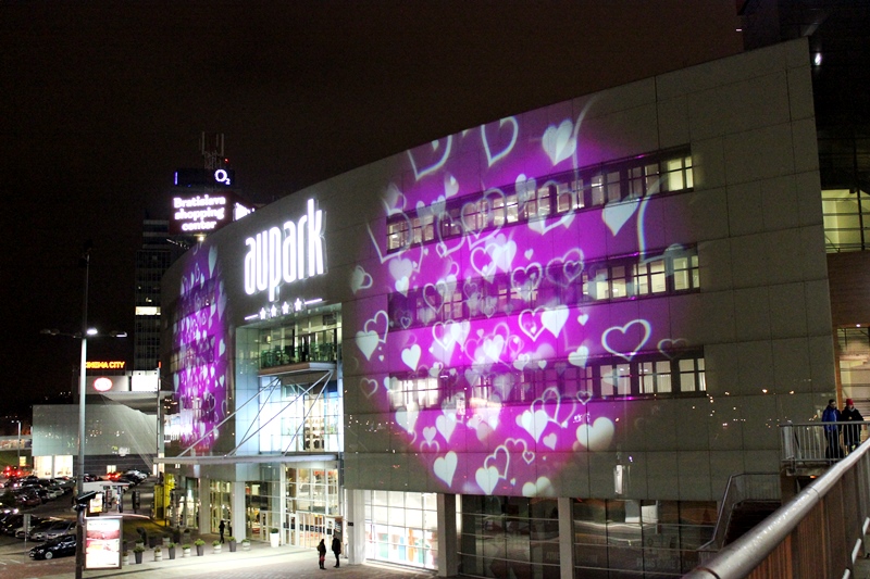 osvětlení budovy, valentýnské osvětlení budovy aupark brattislava, světelná projekce, projektor, proietta projektor, projekce na fasádu budovy, světelná reklama, projektor led, světelná
